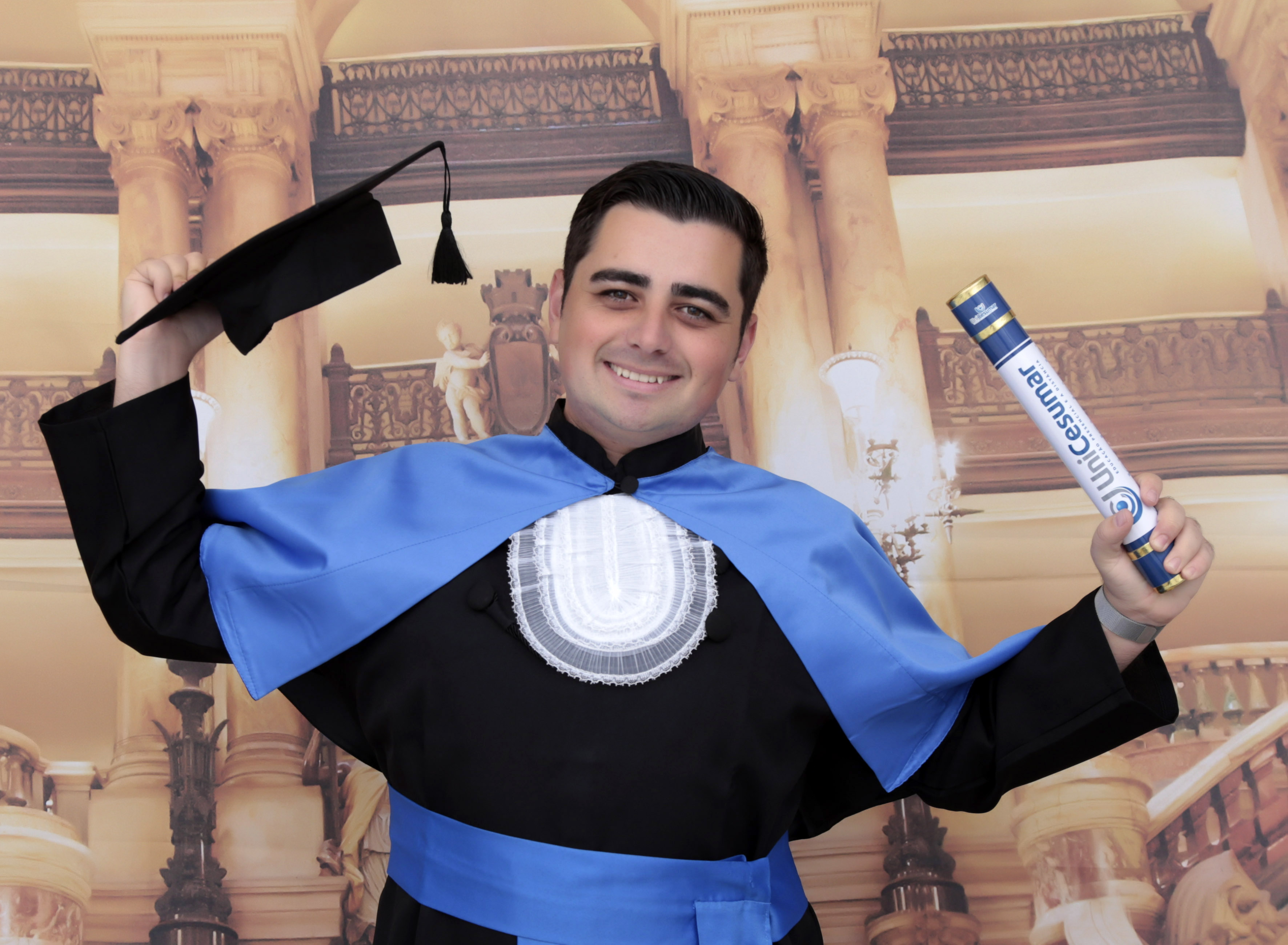 Willian em um ambiente de trabalho de TI.