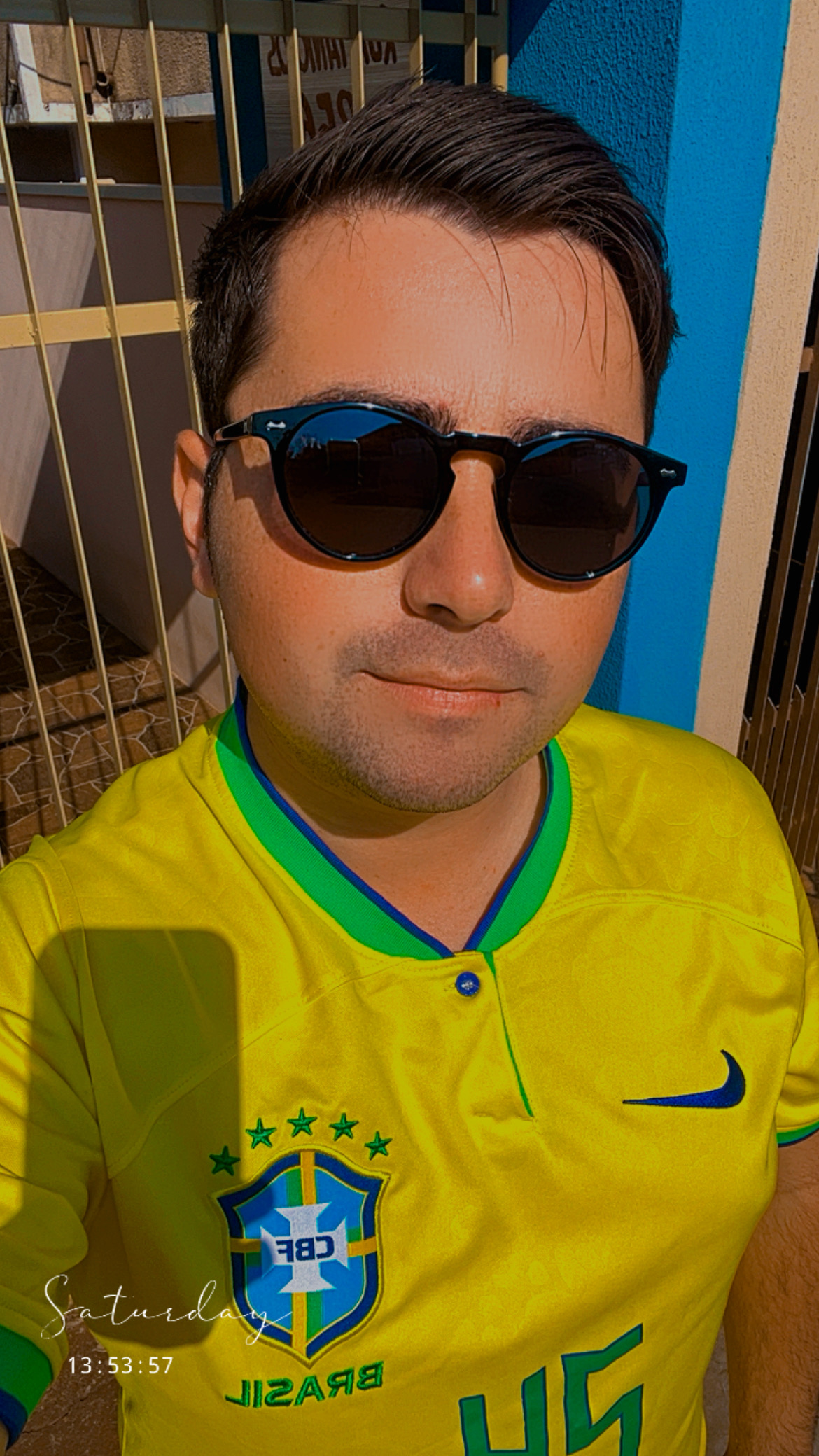 Willian explorando um novo lugar.