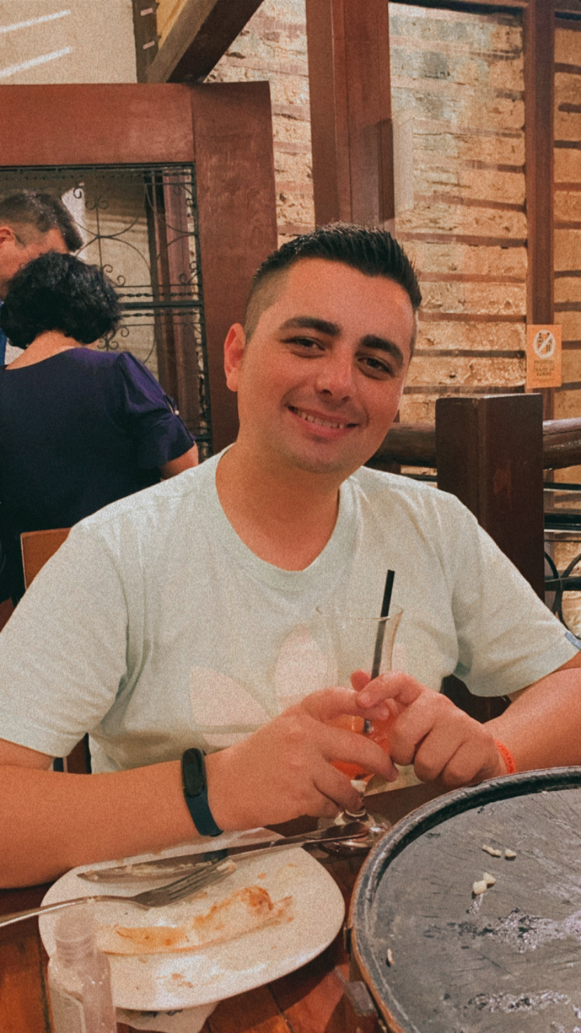 Willian em uma paisagem natural.